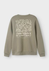 Felpa verde oliva con illustrazione astratta floreale bianca e testo "Sinfonia delle Emozioni" stampato sul retro.