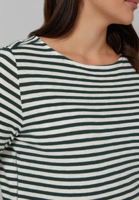 Gestreepte t-shirt met groene en witte horizontale strepen, ronde halslijn en een zachte, lichte stof.