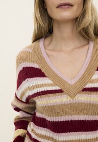 V-Ausschnitt Pullover mit horizontalen Streifen in Maroon, Creme, Pink und Beige. Hergestellt aus weichem, strukturiertem Material mit einem lässigen Schnitt.
