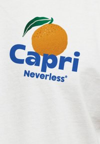 Auf dem weißen Stoff befindet sich ein Grafikelement mit einem grünen und orangefarbenen Blatt über dem Text "Capri" in fettem Blau und "Neverless®" in kleinerer blauer Schrift.