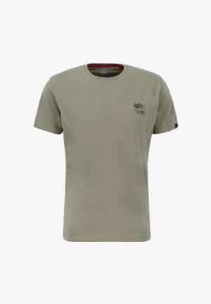 Maslinasto zelena pamučna majica s okruglim izrezom, kratkim rukavima i malim logom na lijevoj strani prsiju. Ima crvenu akcentu unutar ovratnika.