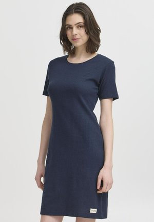 Robe côtelée bleu marine avec un col rond et des manches courtes, arborant une étiquette à l'ourlet. Texture lisse et coupe ajustée.