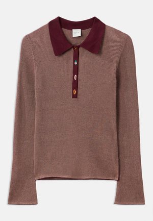 Top de manga larga de canalé en color malva con un cuello de polo en burdeos. Tres botones multicolores en el cuello aportan contraste y detalle.