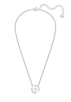 Roségoldkette mit einem runden Anhänger, der einen großen zentralen klaren Stein zeigt, umgeben von vier dreieckigen Akzenten und einer zarten Kette.