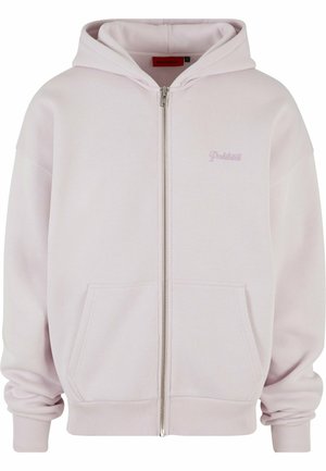 Lys rosa zip-up hettegenser laget av myk stoff, med en frontlomme, ribbestrikkede mansjetter, og en hette med en subtil logo på brystet.