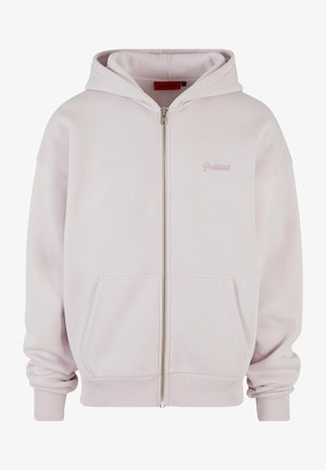 Hanorac roz deschis cu fermoar, confecționat dintr-un material moale, având o buzunar frontal, o manșetă cu model vertical și o glugă cu un logo subtil pe piept.