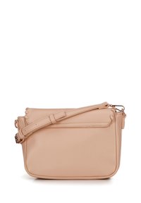 Beige crossbody taška z umělé kůže s obdélníkovým tvarem, nastavitelným popruhem a prošívanými detaily na horní části. Hladký povrch a minimalistický design.