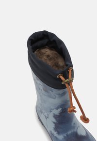 Stivale di gomma blu con motivo, con colletto in tessuto nero, dotato di coulisse in pelle marrone e una soffice fodera interna.