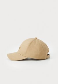 Casquette de baseball kaki en coton, avec une visière courbée, un logo brodé à l'avant et une sangle ajustable à l'arrière.