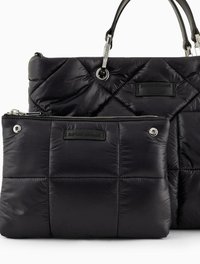 Borsa a tracolla nera trapuntata realizzata in materiale lucido, con tasca con zip, dettagli in metallo e manico superiore. Motivo testurizzato con dettaglio del logo.