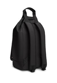 Μαύρο σακίδιο πλάτης από νάιλον με διπλούς μαξιλαρωμένους ιμάντες ώμου, χειρολαβή στην κορυφή και ευρύχωρο κύριο διαμέρισμα. Ομαλή υφή και μινιμαλιστικός σχεδιασμός.