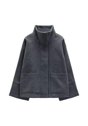 Czarny szary płaszcz z mieszanki wełny z wysokim kołnierzem, rękawami o długości trzy czwarte i dwoma naszytymi kieszeniami z przodu. Gładka faktura, minimalistyczny design.