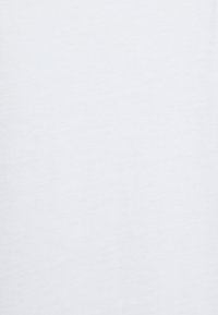 Texture de tissu blanc uni avec un motif de tissage subtil et des plis naturels doux.