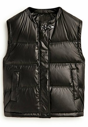 Veste sans manches matelassée noire brillante avec poches avant et une attache métallique au niveau du cou.