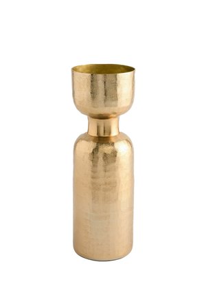 Hoge gouden metalen vaas met een gehampte textuur, voorzien van een smalle nek en een brede, bekerachtige bovenkant.