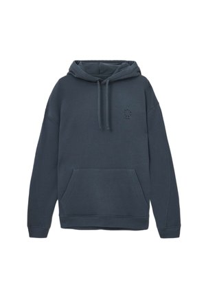 Donkerblauwe hoodie van zacht materiaal, met een kangoeroezak, een capuchon met trekkoord en een klein rond logo op de borst.