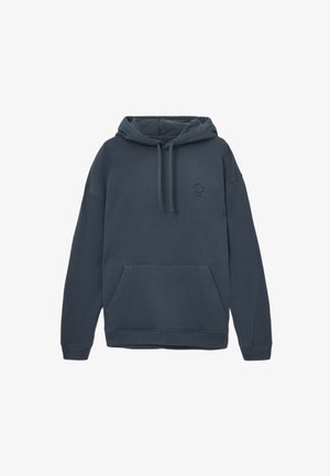 Donkerblauwe hoodie van zacht materiaal, met een kangoeroezak, een capuchon met trekkoord en een klein rond logo op de borst.
