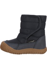 Botte d'hiver isolée bleu marine avec un dessus rembourré, semelle en caoutchouc et bande ajustable à crochets et boucles ; présente des panneaux latéraux texturés.
