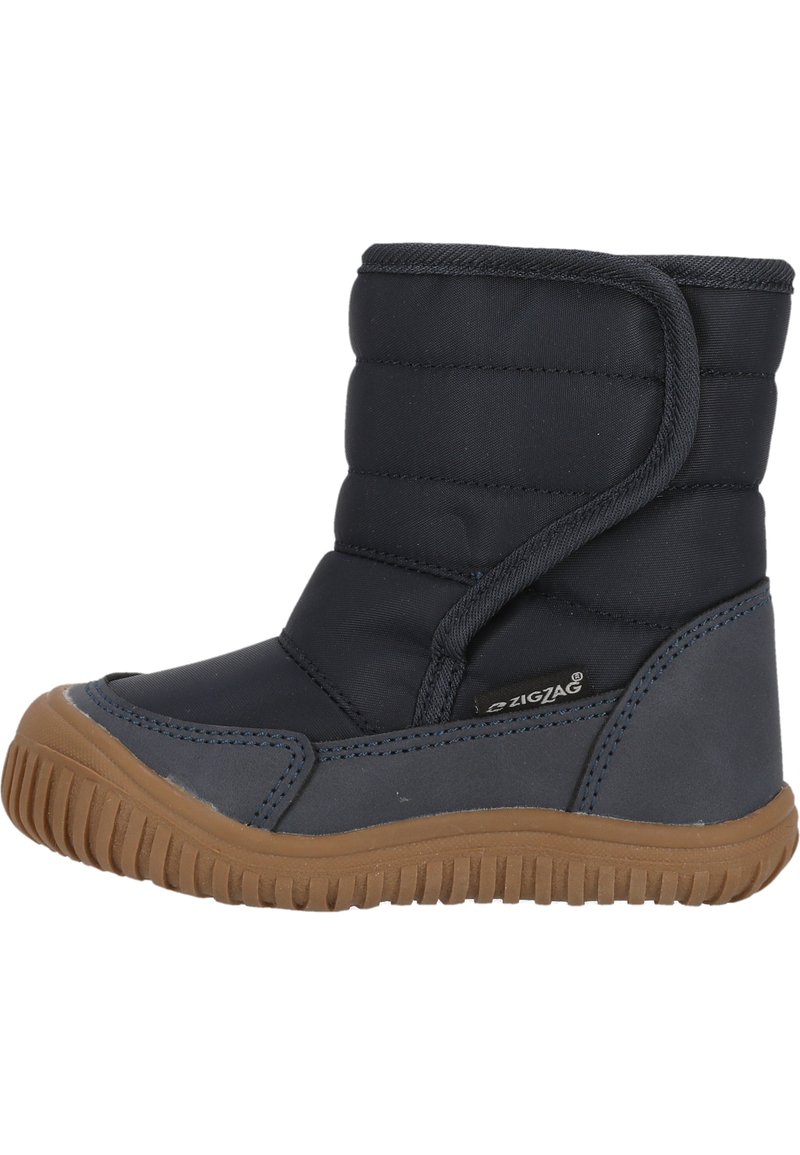Botte d'hiver isolée bleu marine avec un dessus rembourré, semelle en caoutchouc et bande ajustable à crochets et boucles ; présente des panneaux latéraux texturés.