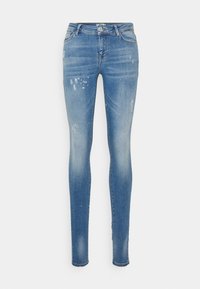 Smaljeans i ljusblå denim med en distressed finish, featuring blekning, små hål och subtila färgfläckar, standard femficksdesign.