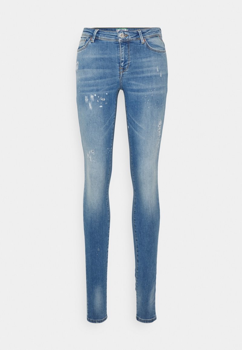 Jeans skinny en denim bleu clair avec une finition usée, présentant des dégradés, de petites déchirures et des éclaboussures de peinture subtiles, design classique à cinq poches.