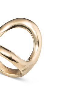 Anillo de oro liso y pulido con una forma abstracta de lágrima abierta y bordes gruesos y redondeados sobre un fondo blanco.