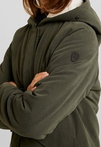 ONLY Petite Allvädersjacka - mottled dark grey