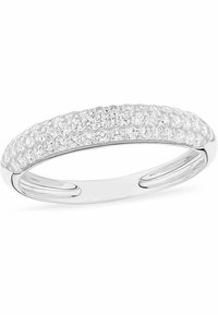 Anello in argento con una fascia curva, adornato da un gruppo di cristalli trasparenti e scintillanti incastonati in stile pavé sulla parte superiore.