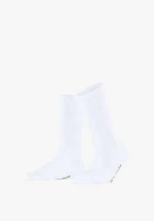 Een paar witte ribgebreide sokken tot half kuit met verstevigde teen- en hielgedeelten, met subtiele merktekst nabij de zool.