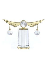 Figura in cristallo trasparente con un design a forma di ali dorate, caratterizzata da un dettaglio circolare centrale e due accenti di cristallo pendenti.