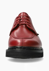 Chaussures en cuir rouge à lacets avec une finition lisse, bout rond et une semelle en caoutchouc noir épais. Présente des accents de couture le long des coutures.