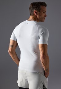 Pier One Sport SHORT SLEEVE SEAMLESS - Αθλητικό μπλουζάκι - off-white