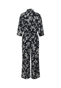 Jumpsuit floral en azul marino oscuro con flores blancas, de manga larga, cintura ceñida con cinturón y piernas anchas. Tejido suave con un corte relajado.