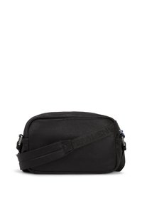 Čierna obdĺžniková crossbody taška s textúrovaným materiálom, nastaviteľným popruhom a výrazným brandingom na boku. Zipsové uzatvorenie na vrchu.