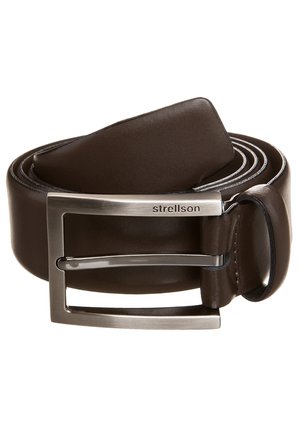 Donkerbruine leren riem opgerold, met zilverkleurige rechthoekige gesp gegraveerd met "strellson" op een witte achtergrond.