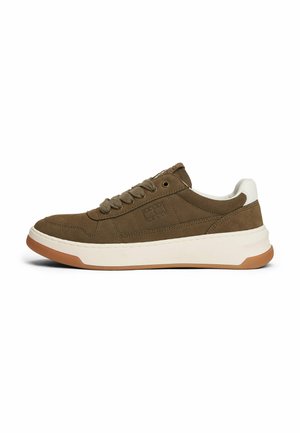 Baskets en daim marron avec embout rond, semelle en caoutchouc blanc et semelle extérieure beige. Présentent des lacets assortis et un branding subtil sur le côté.