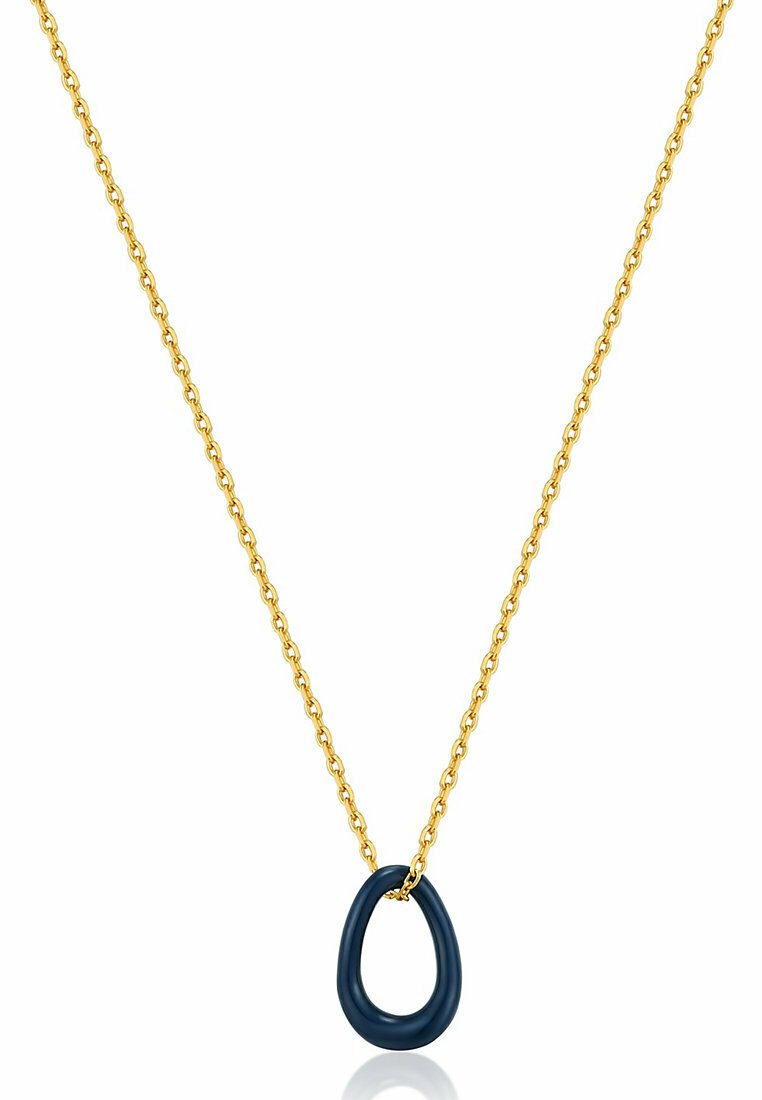Collana in oro con un ciondolo ovale di colore blu scuro. Il ciondolo ha una superficie liscia e pende al centro della collana.