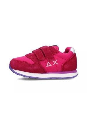 Scarpa da ginnastica rosa con tomaia in suede e mesh, doppi strap in velcro, dettagli bianchi sul tallone e suola in gomma viola. Presenta dettagli con logo.