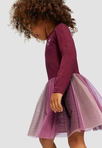 Robe longue à manches longues bordeaux avec une jupe en tulle superposée dans des tons de violette, ornée d'un motif floral sur la poitrine et en tissu doux au toucher.