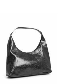 Juodas, blizgus odinis peties krepšys su lenktu viršutiniu rankenėle, plačiu atidarymu ir lygia tekstūra. Yra minimalus siuvinėjimas ir struktūruota forma.