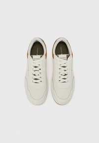 Tommy Hilfiger BASKET CORE - Trainers - ecru/army green