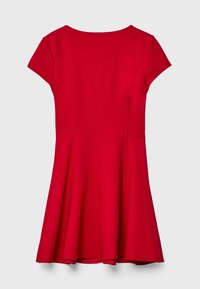Robe rouge à manches courtes avec corsage cintré et jupe évasée, présentée sur un fond plat gris clair.