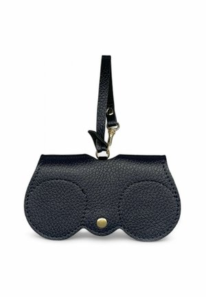 Pochette en cuir noir avec une surface texturée, des accents ronds et un bouton-pression doré. Elle est dotée d'une sangle amovible pour un transport facile.