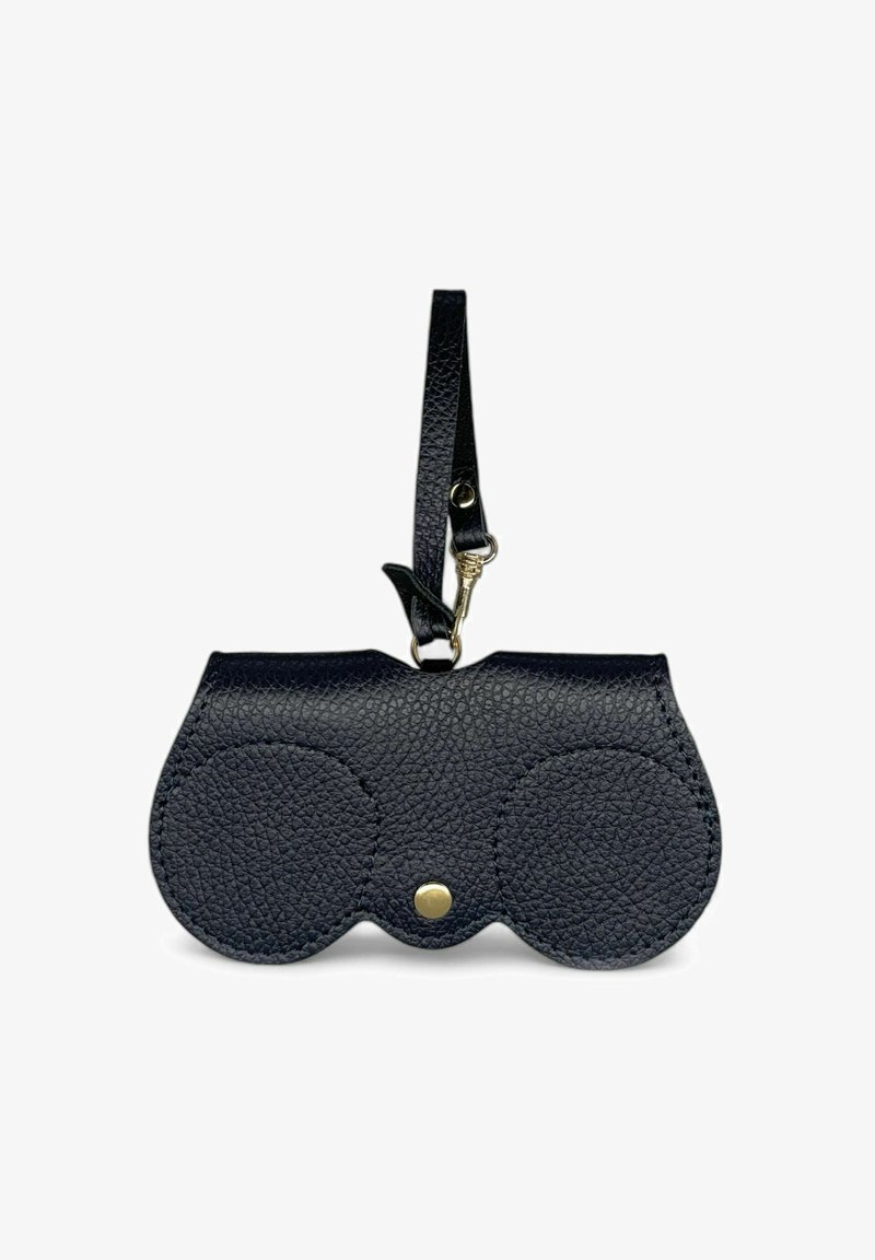 Pochette en cuir noir avec une surface texturée, des accents ronds et un bouton-pression doré. Elle est dotée d'une sangle amovible pour un transport facile.