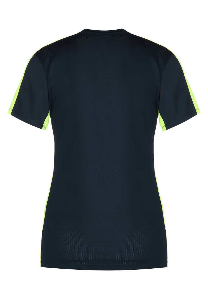 Granatowa koszulka sportowa z krótkim rękawem, z neonowo zielonymi akcentami na ramionach. Wykonana z materiału siateczkowego, zapewniającego wentylację.