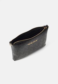 Clutch de couro preto com padrão de logotipo em relevo, fecho dourado e bolsa interior. Forma retangular com textura suave.