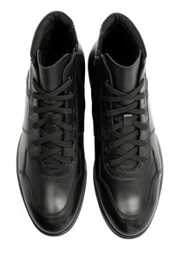 Czarne skórzane sneakersy typu high-top o gładkim wykończeniu, z okrągłymi sznurowadłami, wyściełanym kołnierzem i przeszywanymi detalami po bokach.