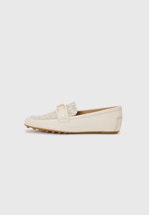 Cremefarvet loafer med tekstureret overdel, guldbeslag og gummisål med grebknopper vist fra siden på ensfarvet baggrund.
