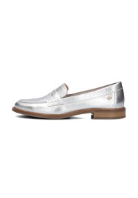 Zilverkleurige metallic loafers met een gladde leren bovenkant, ronde neus en gestikte details. Beschikt over een lage houten hak en geen zichtbare hardware.