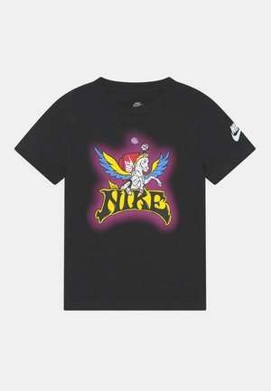 Czarny T-shirt Nike z kolorową grafiką skrzydlatego konia trzymającego piłkę do koszykówki oraz wyraźnym żółtym napisem "NIKE" poniżej, logo Nike na rękawie.